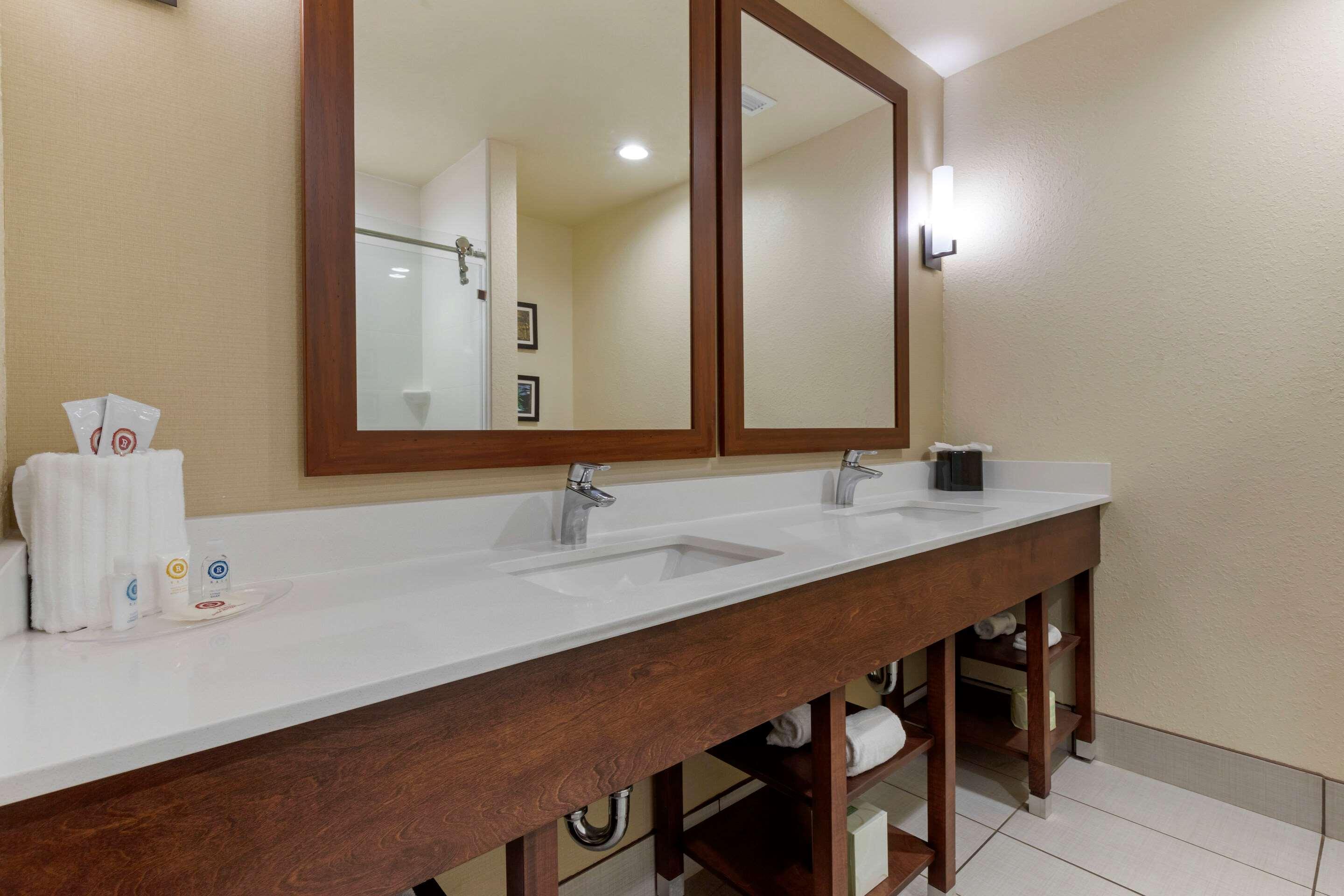 Comfort Suites Greenville South Piedmont Екстер'єр фото